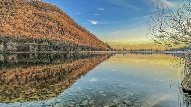 Veduta invernale del Lago del Segrino.