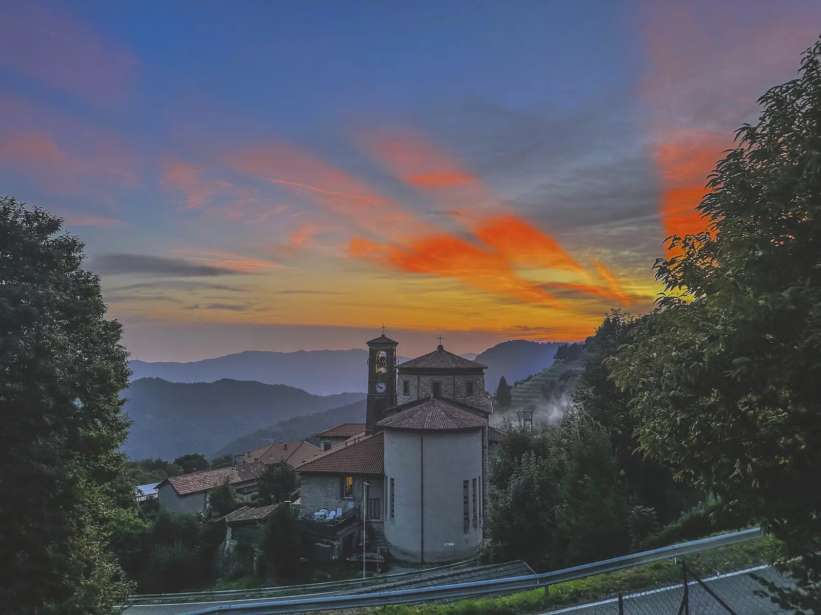 San Marco al tramonto — L'atmosfera del borgo, a pochi passi dal monolocale.