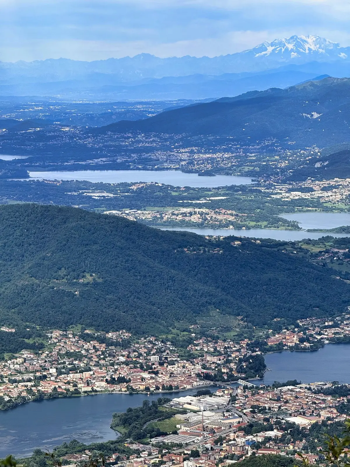 Il territorio dall'alto — Laghi, pianura e arco alpino in un solo sguardo.