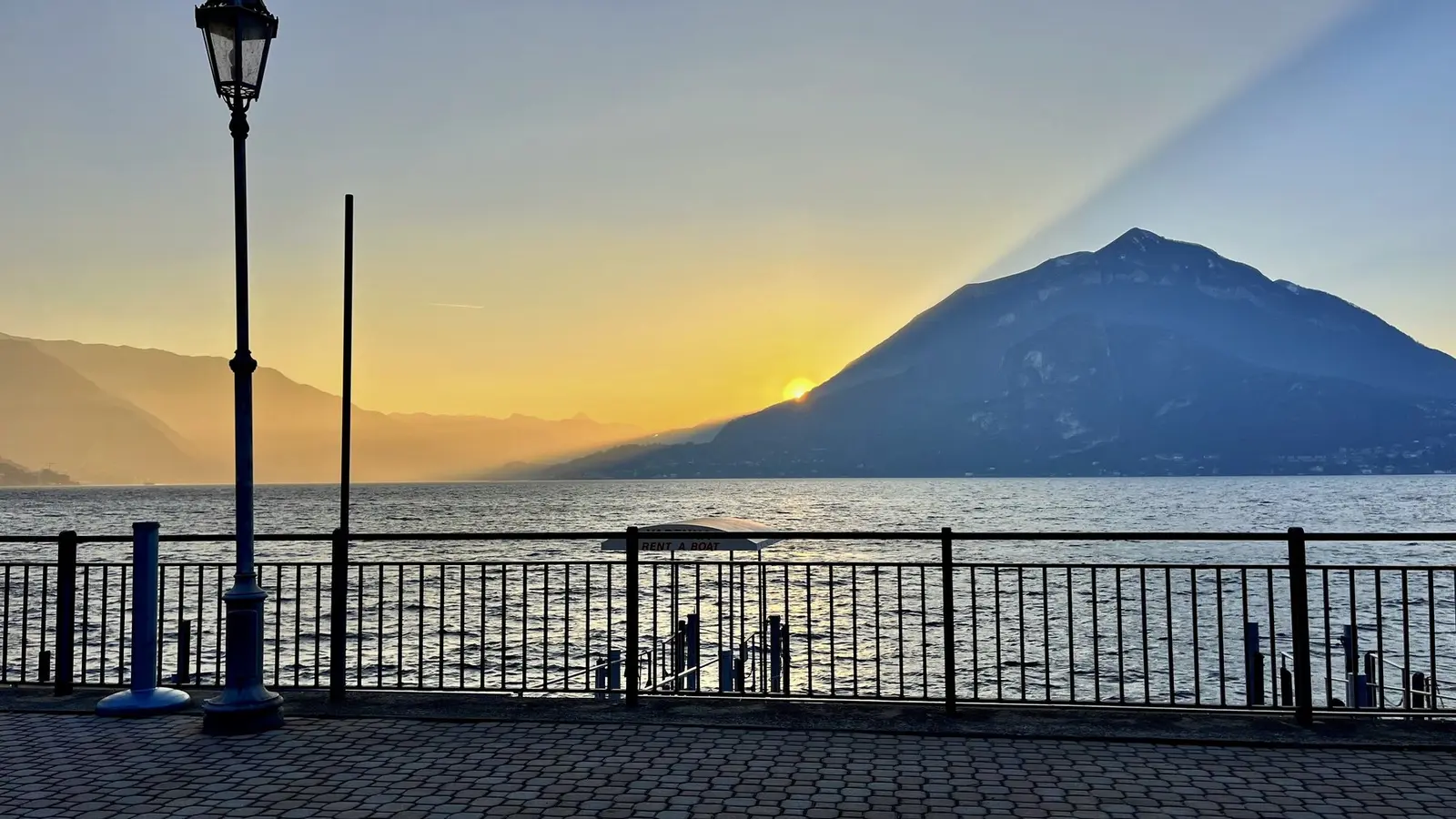 Varenna — Il Lago di Como nella luce del tramonto.