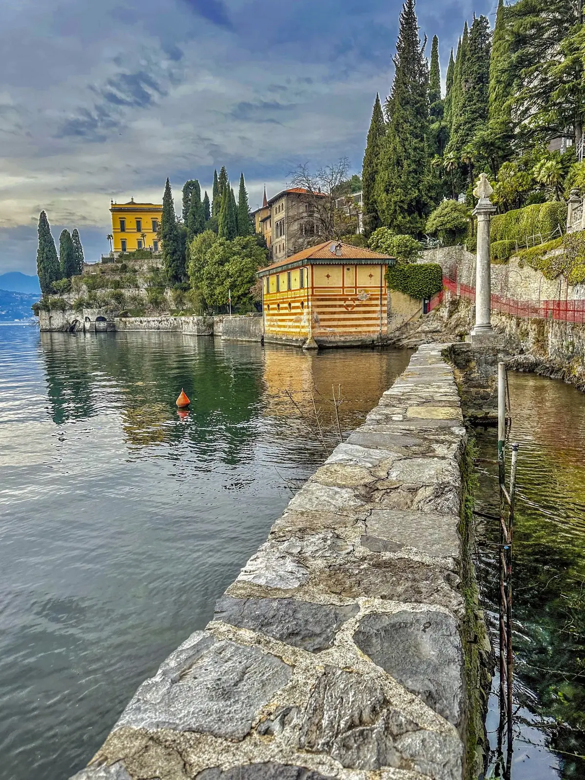 Villa Monastero — Uno degli scorci più eleganti di Varenna.