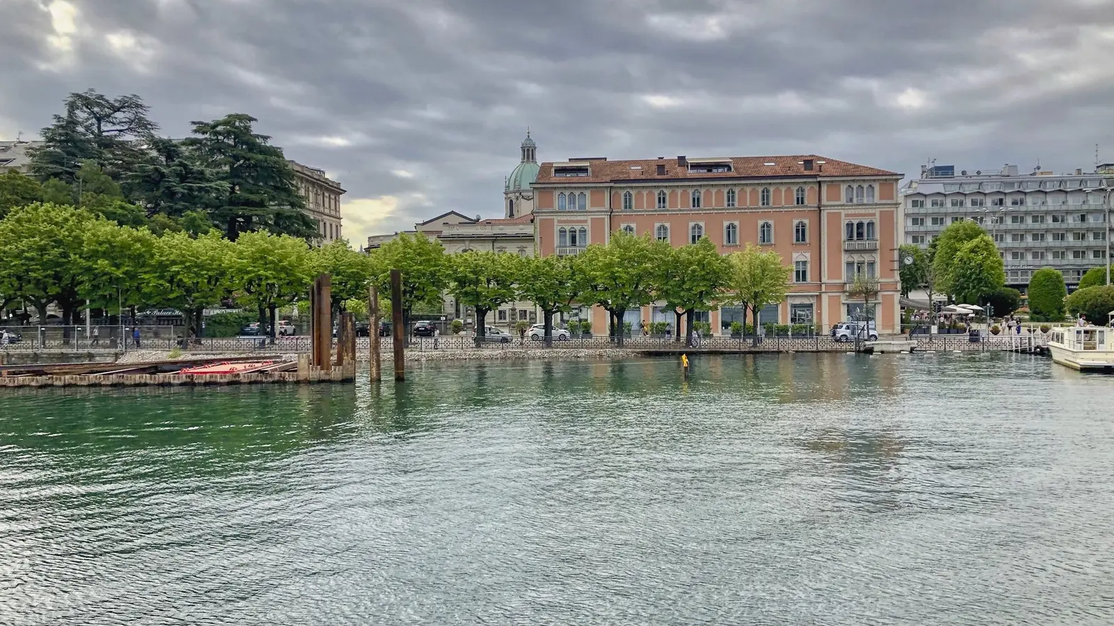 Como — Il lungolago e l'eleganza della città.